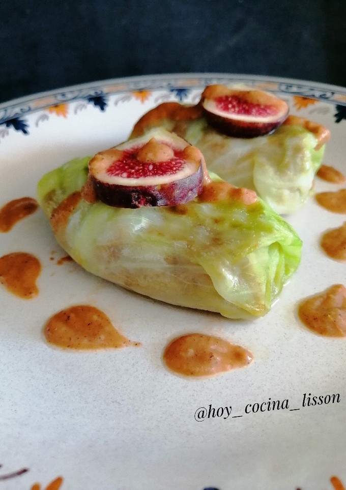 Una foto de Rollitos de col rellenos de cordero desmigado y salsa de higos