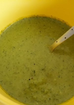 A picture of Mint and curd chutney.