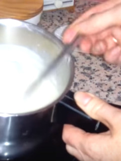 Una foto de Salsa bechamel fácil y sin grumos