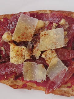 A picture of Chinese Sausage And Sun Dried Tomato Pizza Bread.