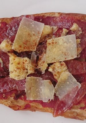 A picture of Chinese Sausage And Sun Dried Tomato Pizza Bread.