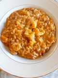 Risotto con zucca rossa, gamberi e pomodori secchi