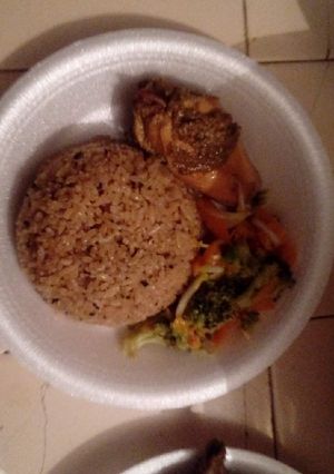 Una foto de Gallina guisada y ensalada de brócoli con aguacate