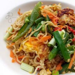 A picture of Fried Ramen With Eggs.
