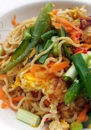 A picture of Fried Ramen With Eggs.