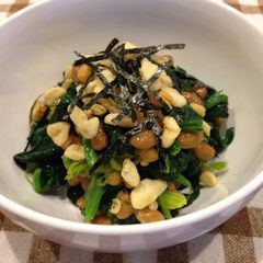 A picture of Spinach and Natto with Tempura Crumbs.