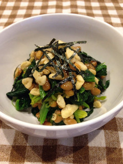 A picture of Spinach and Natto with Tempura Crumbs.