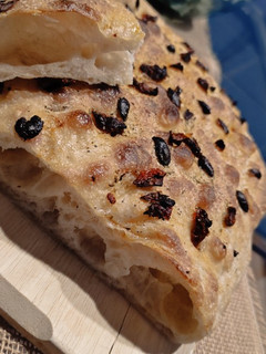 Una foto de Focaccia con masa madre natural