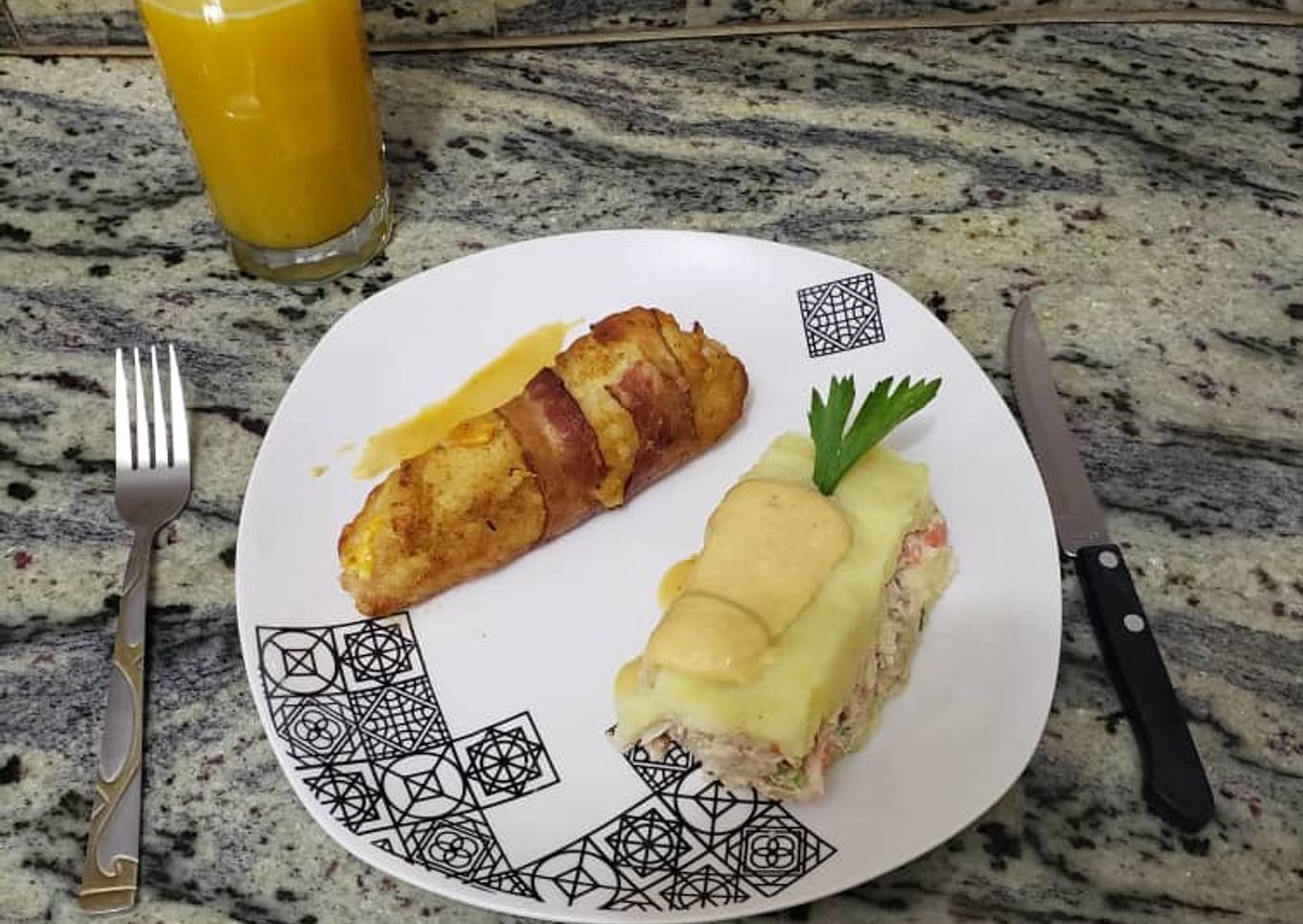 Causa rellena de pollo con envoltini de pollo