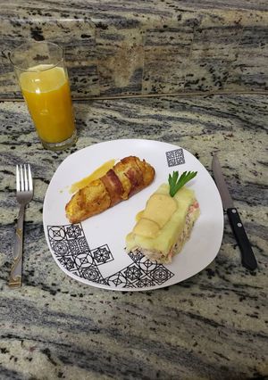 Una foto de Causa rellena de pollo con envoltini de pollo