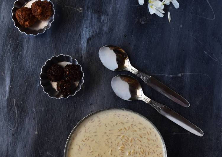 Patali Gurer Payesh (Bengali Rice Pudding with Date Palm Jaggery)