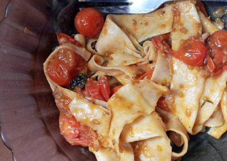 How to Prepare Quick Homemade pasta with cherry tomatoes sauce