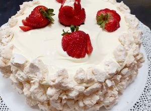 Una foto de Torta Chajá de frutilla fácil