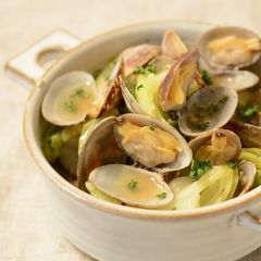 Sake-steamed Clams and Cabbage A picture of Sake-steamed Clams and Cabbage.