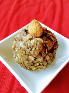 रोटी के लड्डू (Roti ke ladoo recipe in hindi) रेसिपी मुख्य फोटो