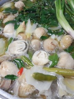 Hình của món Lẩu gà lá é.