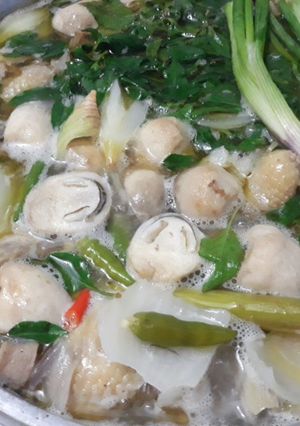 Hình của món Lẩu gà lá é.