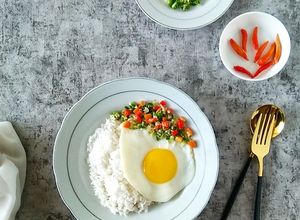 Foto resep Nasi Telur Ceplok Dengan Scallion Oil