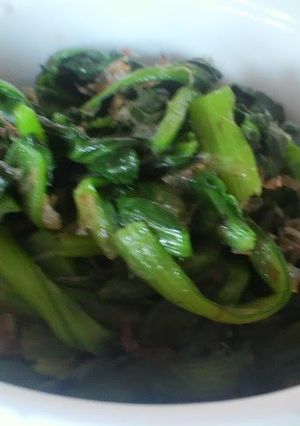 A picture of An Appetizing Side Dish Parboiled Spinach with Sesame Oil.