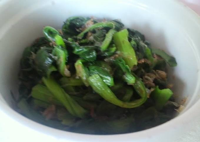 An Appetizing Side Dish Parboiled Spinach with Sesame Oil