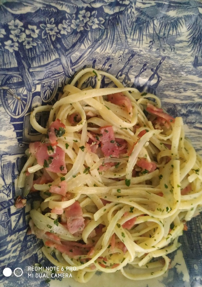Una foto de Tallarines con cebolla, bacon, perejil, ajo y pimienta negra