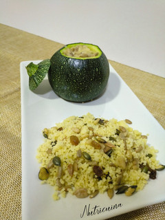Una foto de Calabacín relleno de couscous y frutos secos