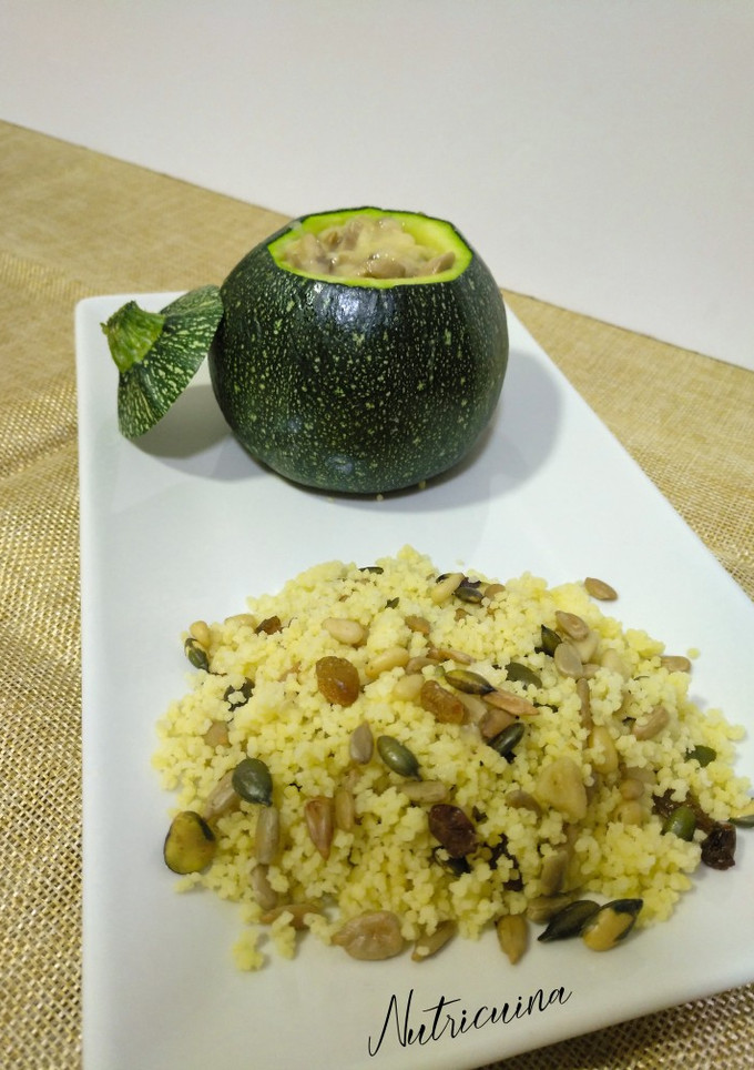 Una foto de Calabacín relleno de couscous y frutos secos