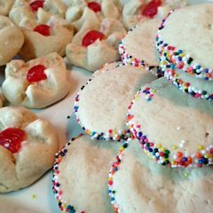A picture of nice and soft lemon cookies.