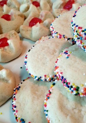 A picture of nice and soft lemon cookies.