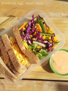 Foto resep Roti panggang scrambled egg mix salad sayur