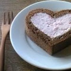 Pretty Heart-Shaped Roll Cake A picture of Pretty Heart-Shaped Roll Cake.