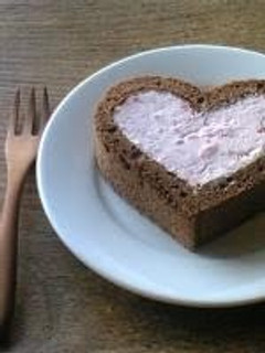 A picture of Pretty Heart-Shaped Roll Cake.