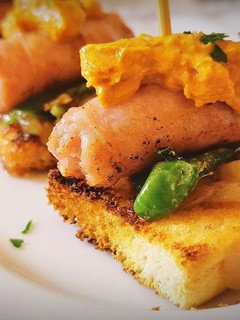 Una foto de Pincho de Salchicha con salsa Romesco