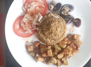 Una foto de Arroz con mix de mariscos