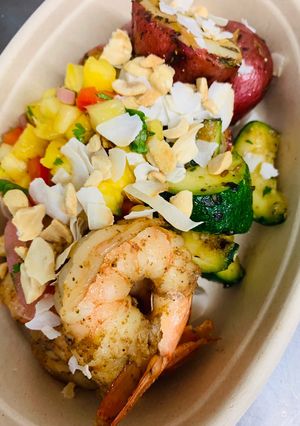 Una foto de Ensalada de vegetales con camarones