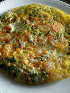 Una foto de Tortilla de guisantes y gambas