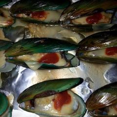 A picture of cheesy mussels.