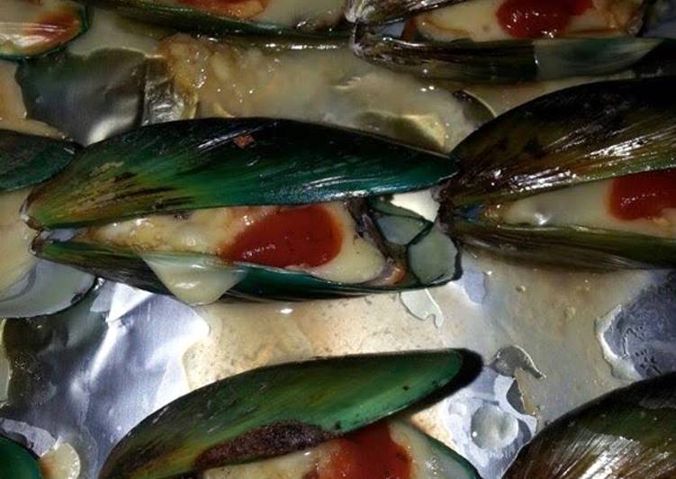 Recipe of Homemade cheesy mussels