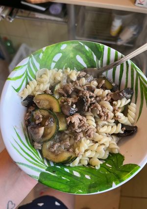 Egyszerű gombás cukkinis tészta recept fotója