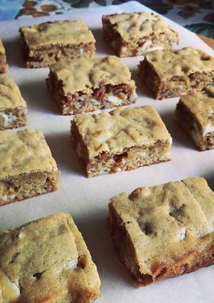 A picture of Blondies (aka White Brownies).