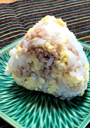 A picture of Chicken Soboro Rice Balls (Onigiri).