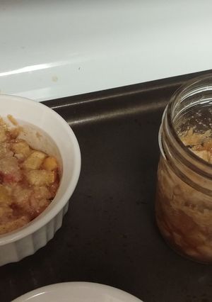 A picture of Strusel topped cinnamon apples.