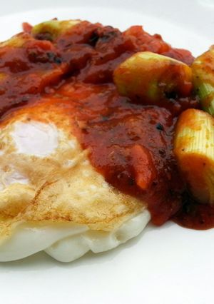 A picture of Fried Eggs With Leeks Top Bolognese Sauce.