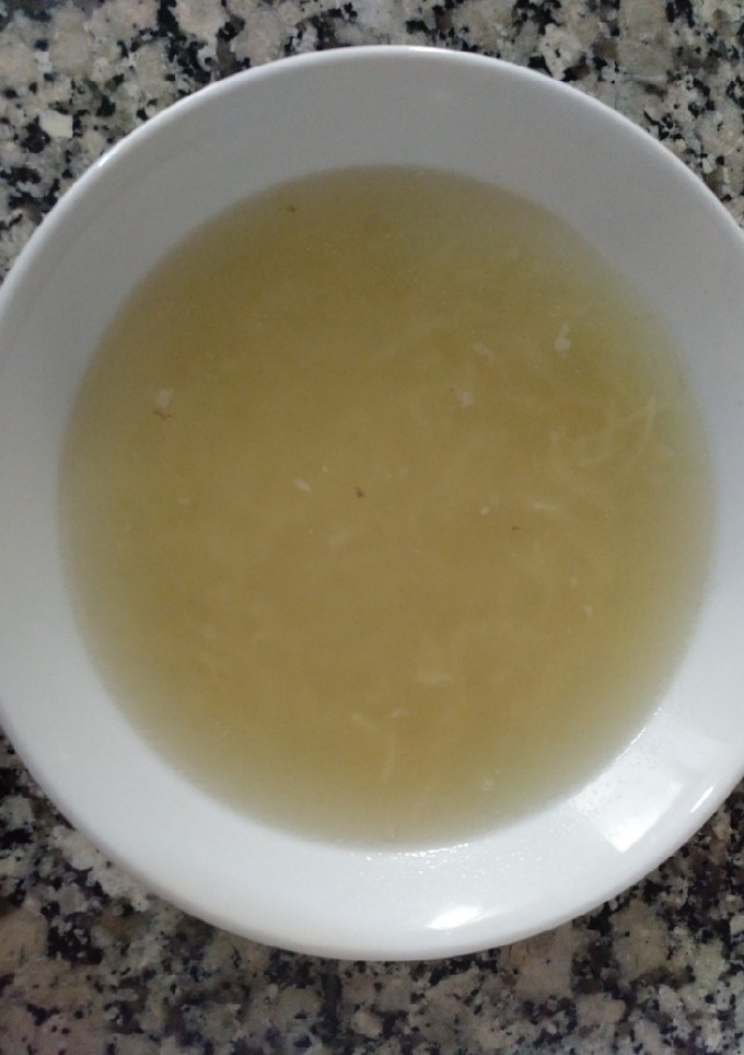 Una foto de Caldo básico de verduras y pollo