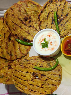 दही धपाटे (dahi dhapate recipe in marathi) रेसिपी चे मुख्य फोटो