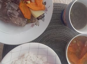 Una foto de Guiso y caldos de res y de verduras, al estilo Coreano