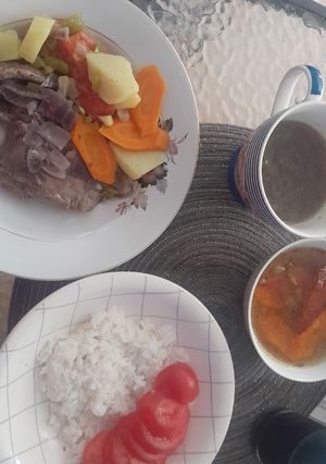 Una foto de Guiso y caldos de res y de verduras, al estilo Coreano