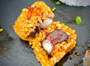 Una foto de sushi fusión