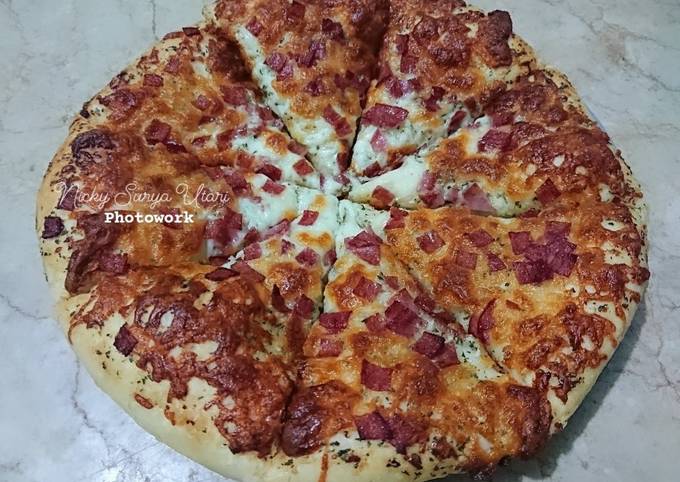 Ini dia! Cara  memasak Garlic Cheese Pizza yang menggugah selera