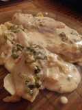 Filet de merluza en colchón de papas con salsa crema roquefort